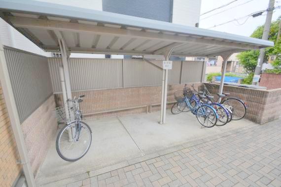 駐車場　敷地内には入居者専用の駐輪スペースもあります。