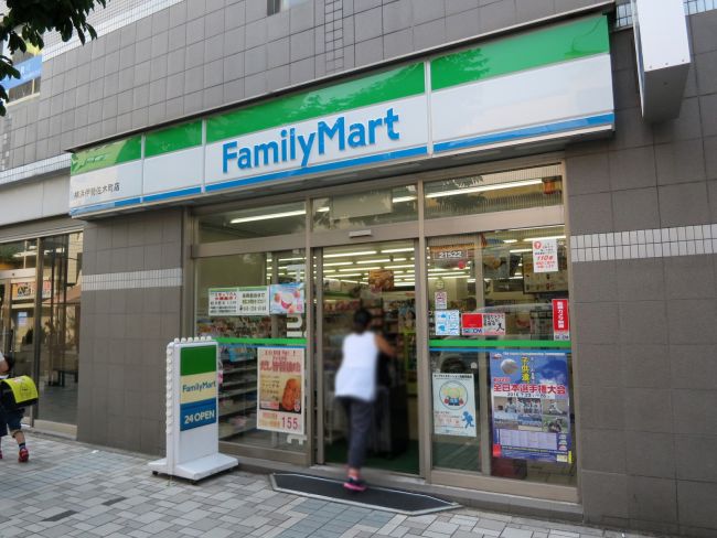 コンビニ　ファミリーマート横浜伊勢佐木町店（コンビニ）まで157m