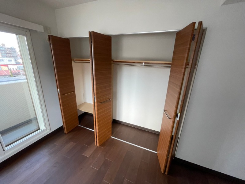収納　こちらの収納にはハンガーをかけて服もしまえますね。