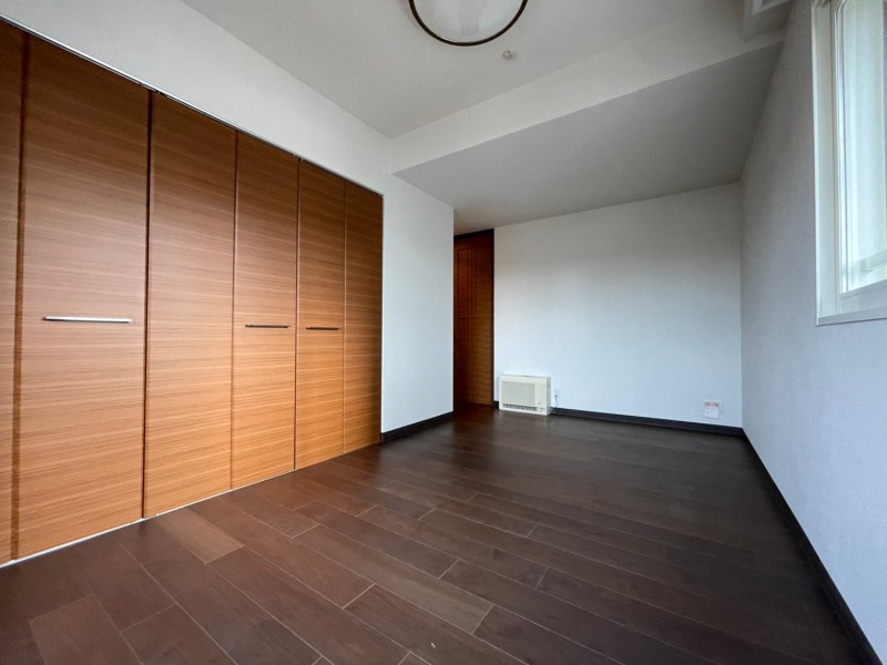 その他部屋・スペース　寝室はこちらです。光が差し込む、温かみのあるお部屋です。