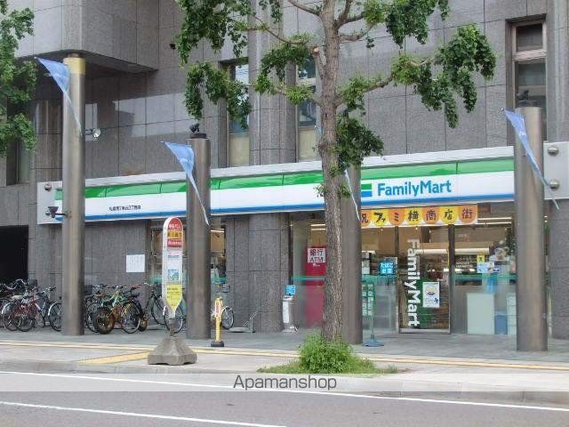 コンビニ　ファミリーマート（コンビニ）まで460m