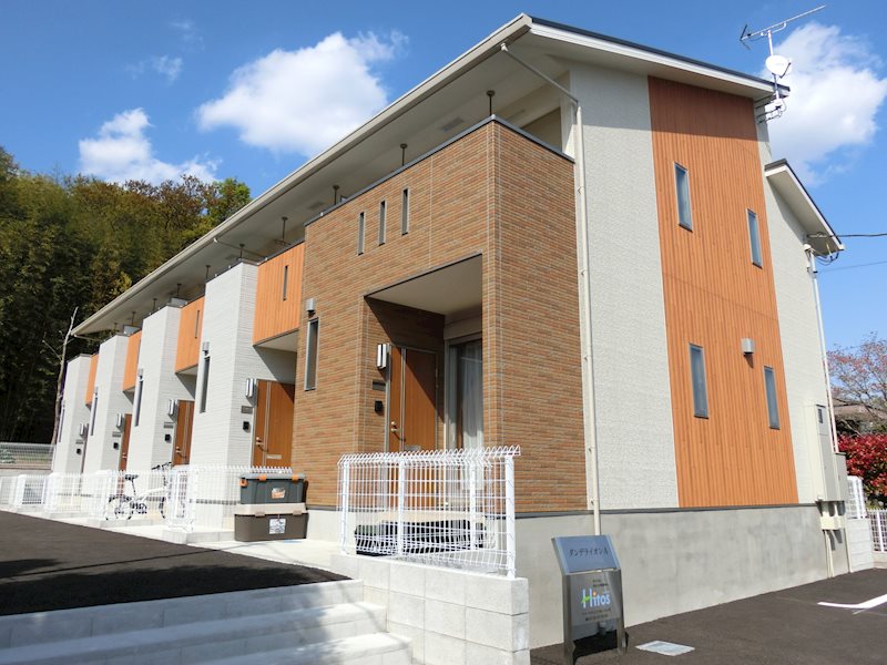 建物外観　1軒様毎の玄関の作りとなっているので、プライベートが保守でき