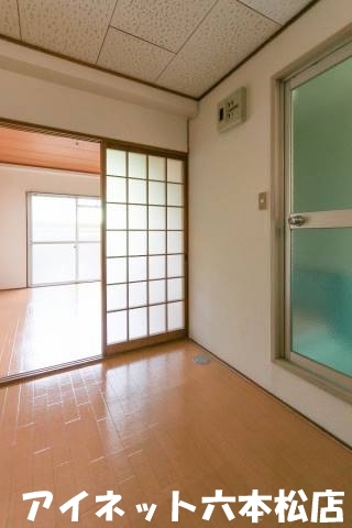 洗面設備　日当たりもいいですね。