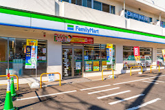 コンビニ　ファミリーマート札幌南8条西18丁目店（コンビニ）まで270m