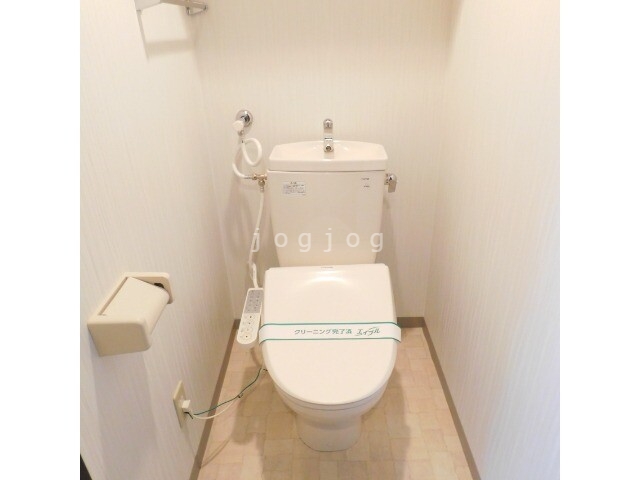 トイレ　温水洗浄便座を完備したトイレです。