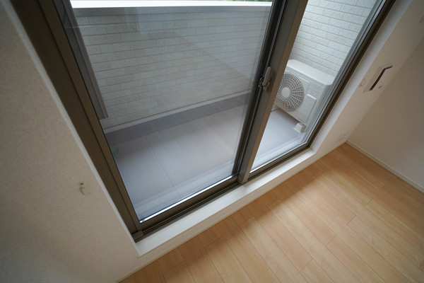 バルコニー　同じ建物の別のお部屋