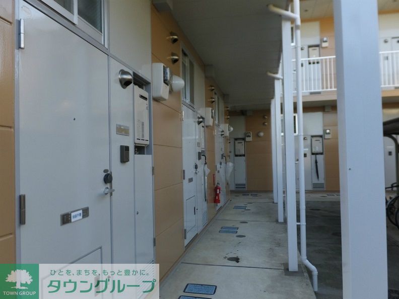 エントランス　設備・仕様は号室により異なる為、現況を優先致します。