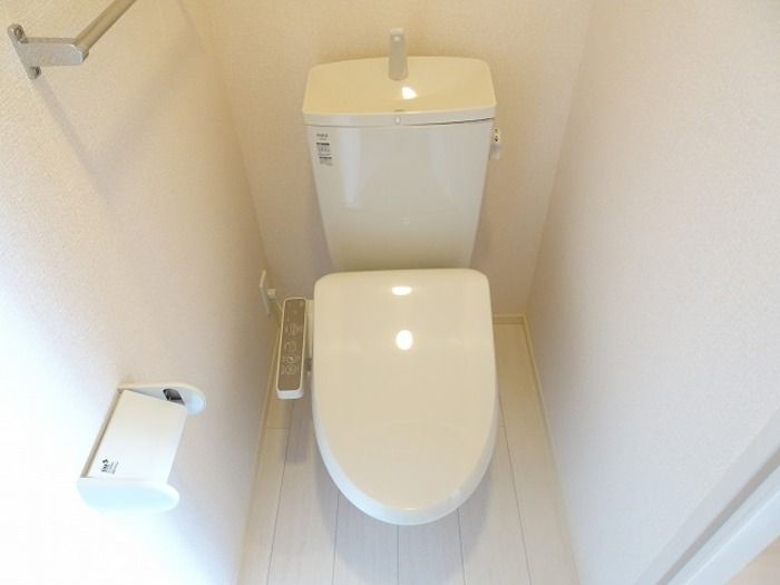 トイレ　落ち着いた色調のトイレです
