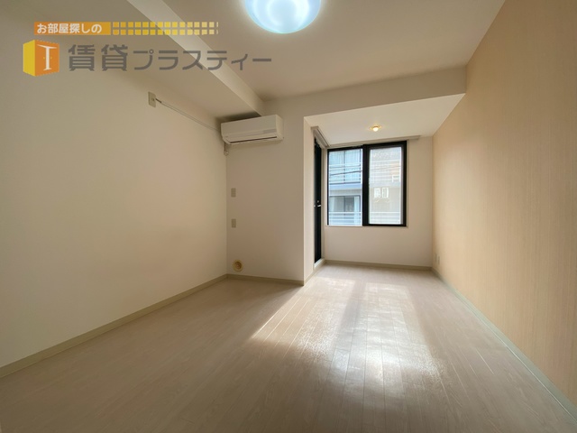 居室・リビング　白色基調の清潔感のあるお部屋。