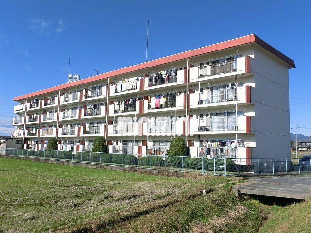 建物外観　淡い外壁の４階建マンション