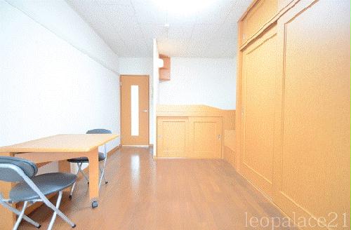居室・リビング　備品や設備仕様は号室等により異なります現地をご確認下さい。