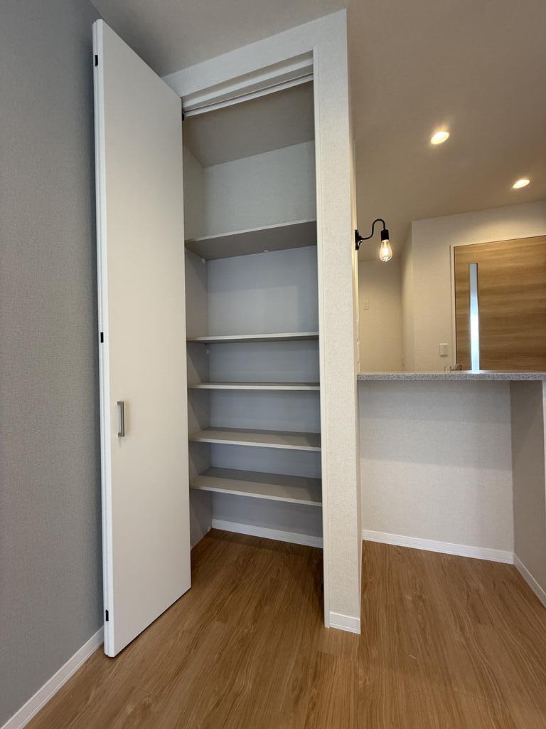 収納　キッチン付近には物入も新設しました！！