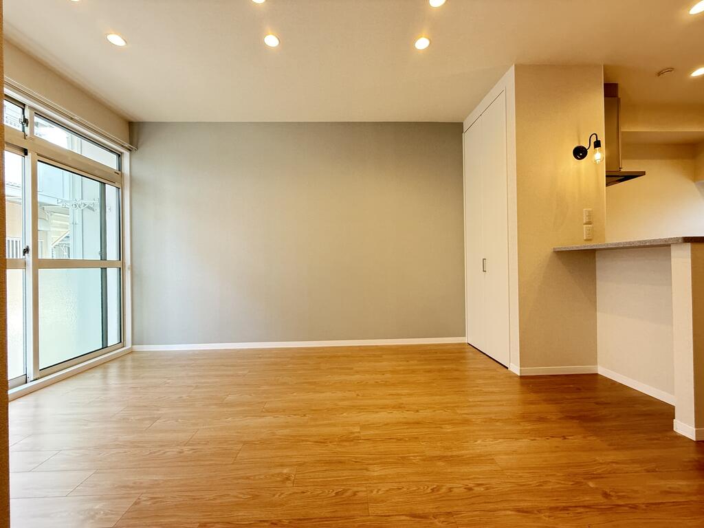 居室・リビング　天井には埋め込みLED照明を新設！！