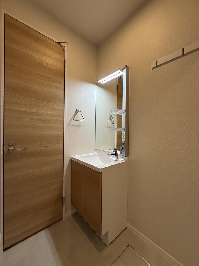 洗面設備　スクエア型のシャワー付き洗面化粧台に交換！！