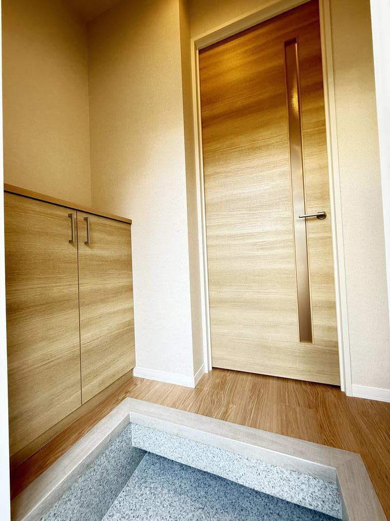 玄関　玄関ホールには新品のシューズボックス・姿見ミラーを新設！！