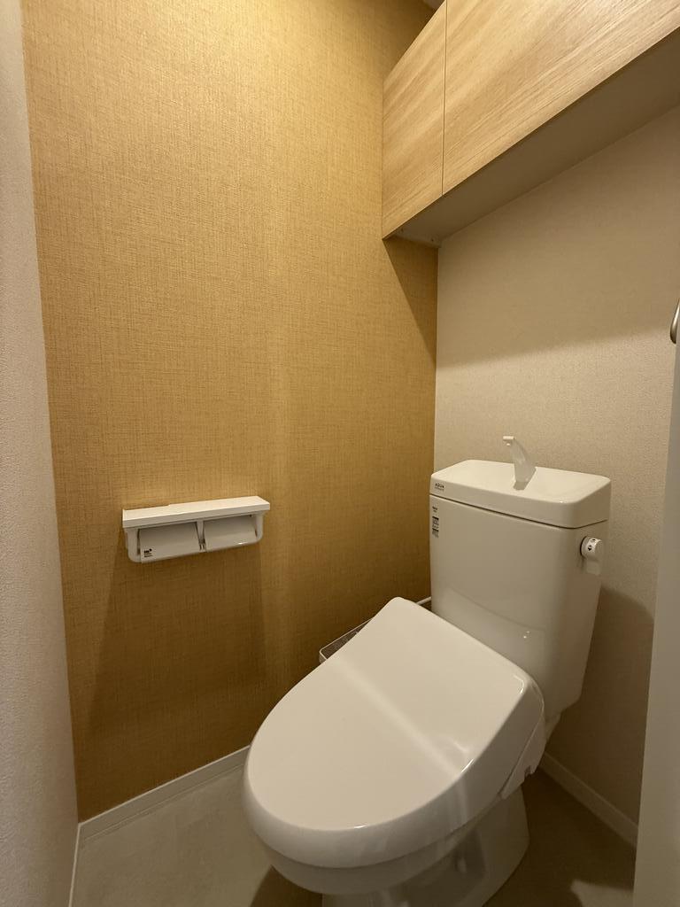 トイレ　便利な収納棚が新設され、シャワートイレも新設！！