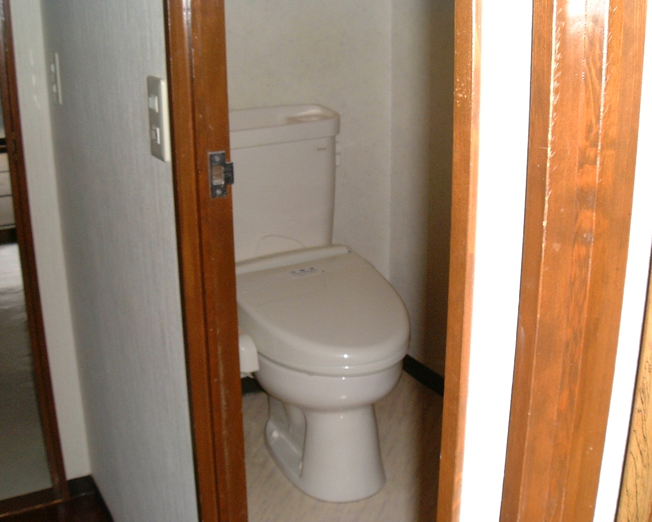 トイレ　暖房洗浄便座です。