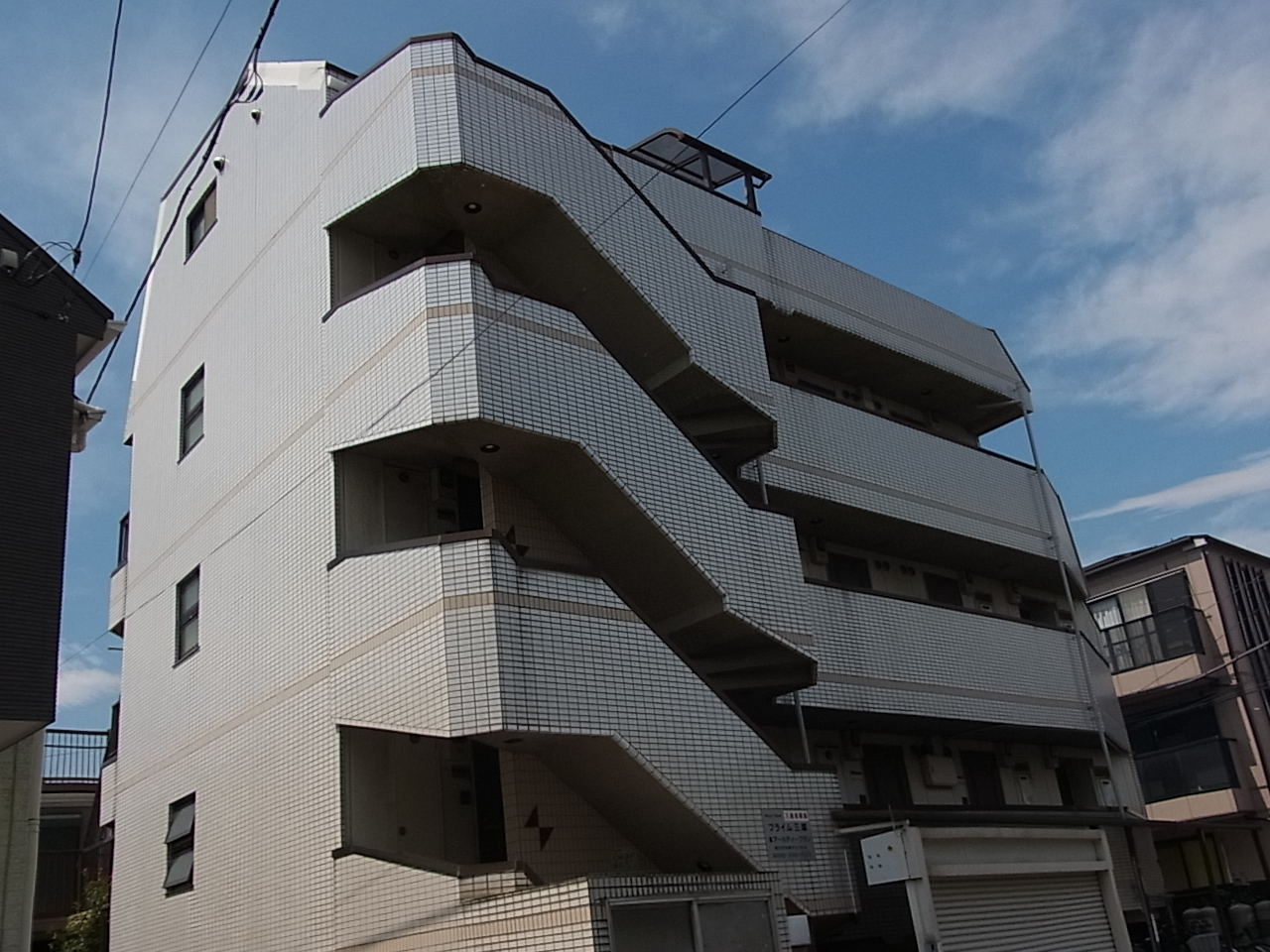 建物外観　タイル貼りの外壁