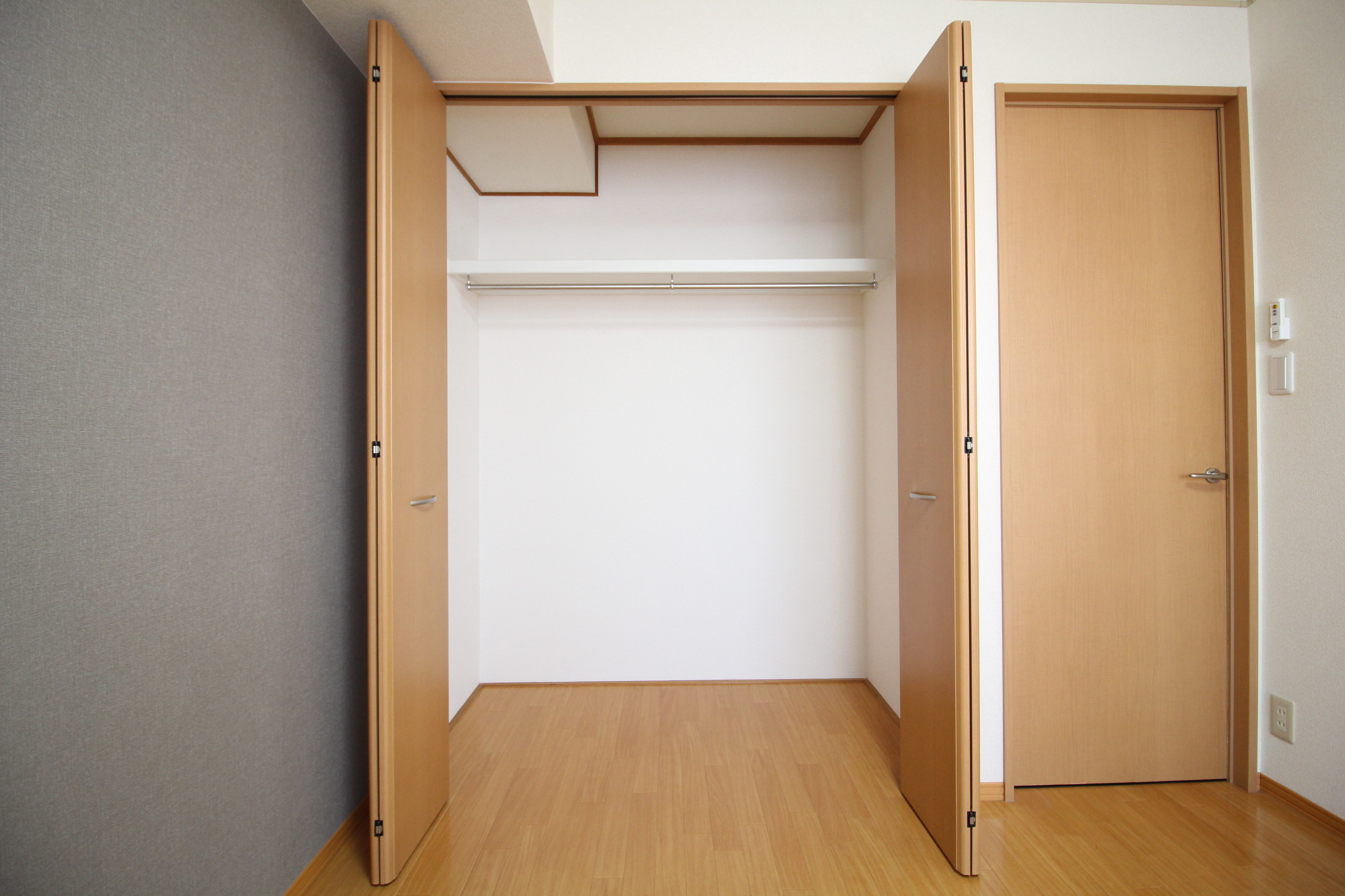 収納　ハンガー収納と棚収納に分かれた、使い勝手の良いクローゼット♪