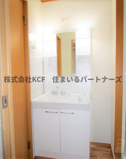 洗面設備　明るい洗面所です