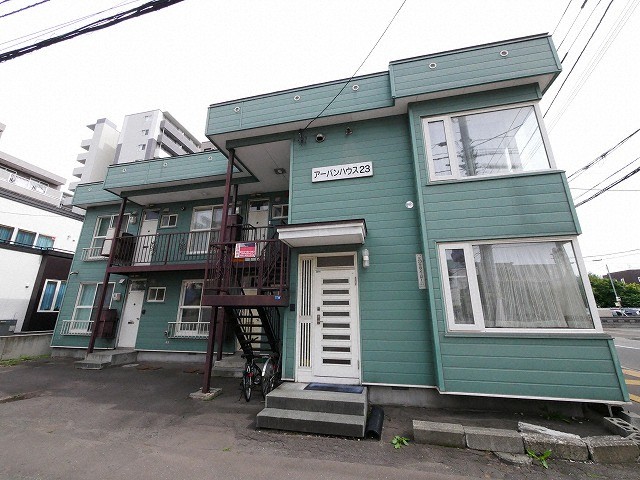札幌市北区北二十三条西のアパートの建物外観