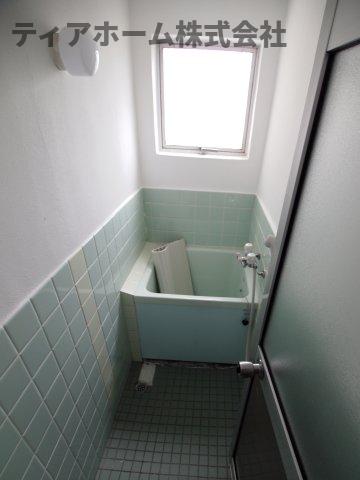 バス・シャワールーム　コンパクトで使いやすいお風呂です