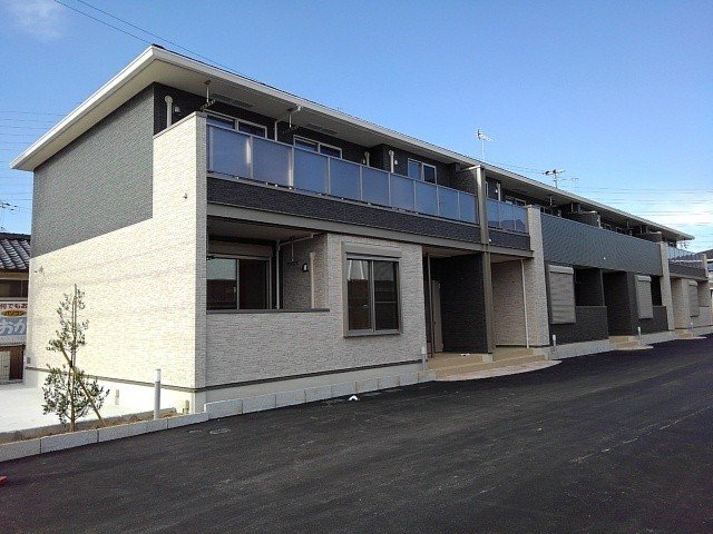 大和高田市大字市場のアパートの建物外観