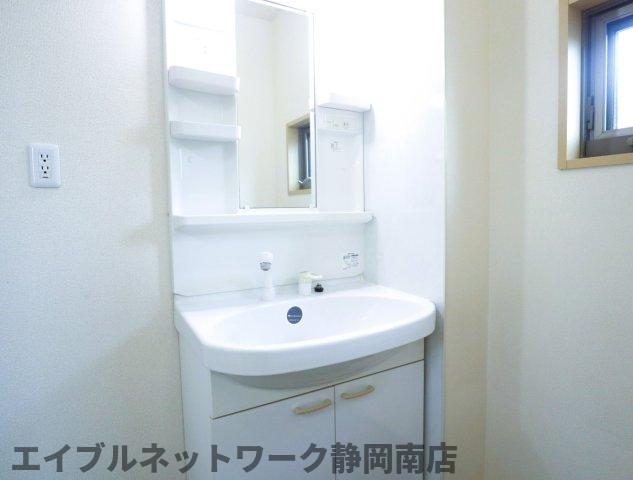 洗面設備　朝の身支度には欠かせない独立洗面化粧台