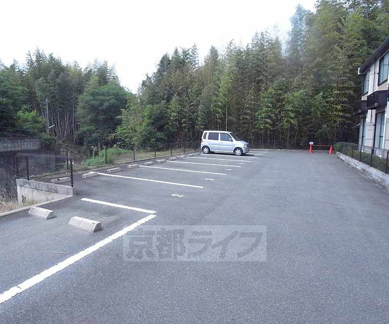 【京田辺市三山木山崎のアパートの駐車場】