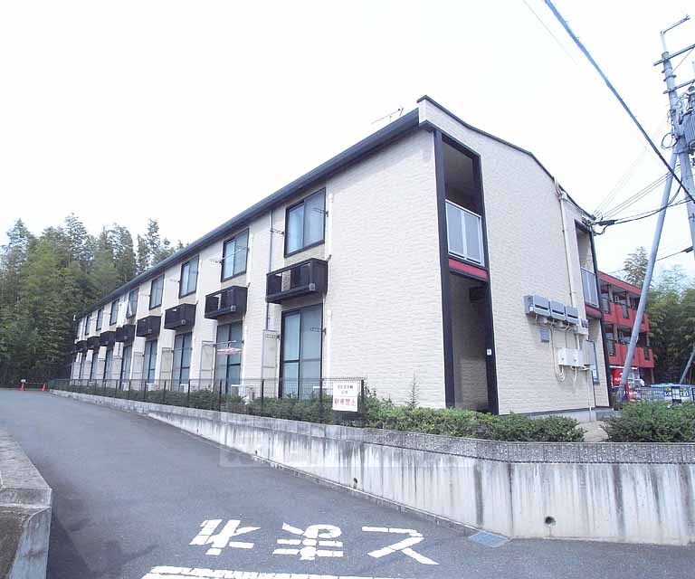 京田辺市三山木山崎のアパートの建物外観