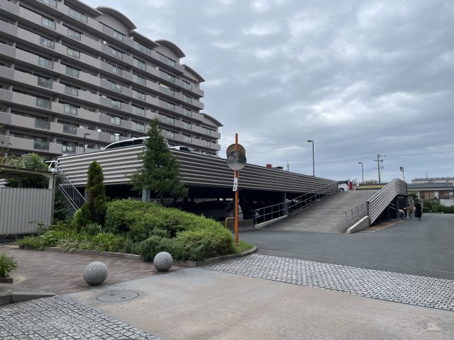 【ジオ茨木学園町３番館の駐車場】