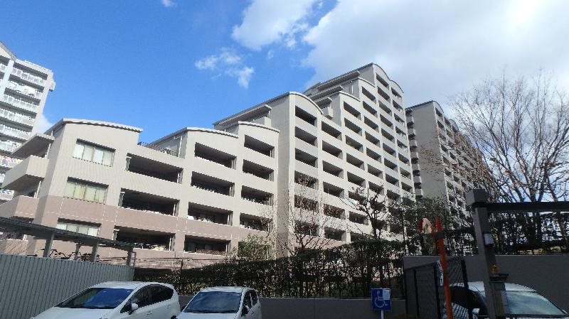 ジオ茨木学園町３番館の建物外観