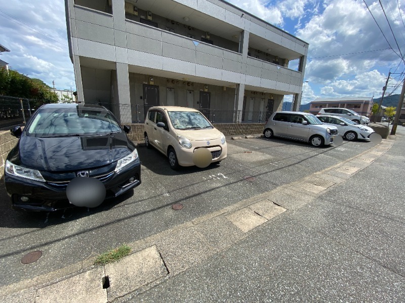 【モントーレ横浜の駐車場】