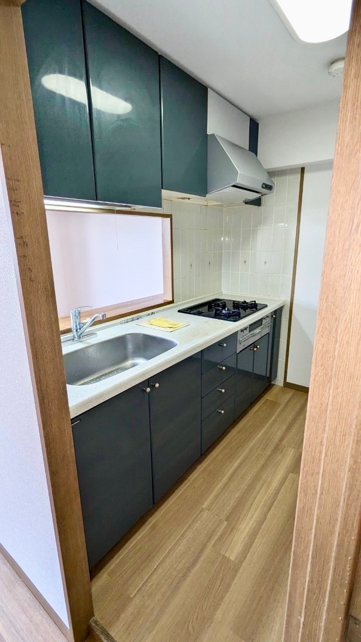 キッチン　対面式3口コンロのシステムキッチン