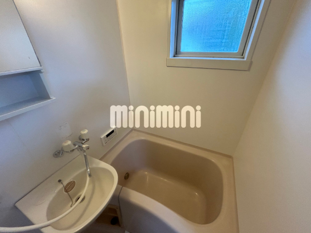 バス・シャワールーム　小窓のある浴室