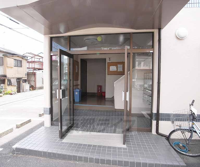 【京都市伏見区淀新町のマンションのエントランス】