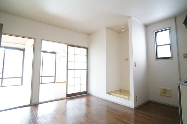 居室・リビング　白い壁とシックな床がとてもおしゃれなお部屋です！