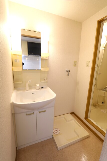 洗面設備　☆便利なシャワー付独立洗面台☆