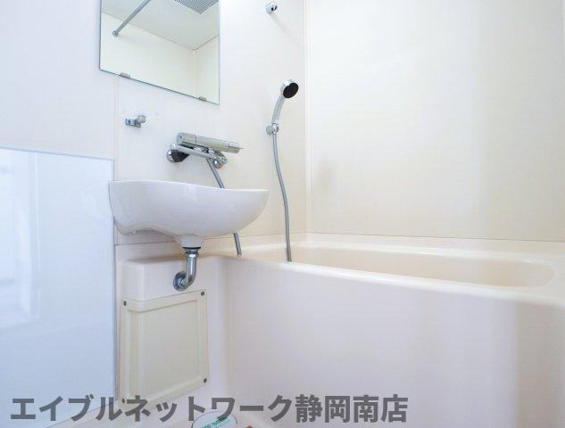 バス・シャワールーム　落ち着いた空間のお風呂です