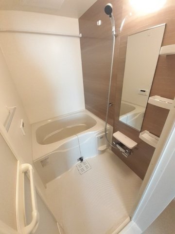 バス・シャワールーム　コンパクトで使いやすいお風呂です