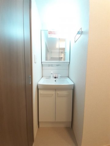 洗面設備　ゆったりとスペースのある洗面所