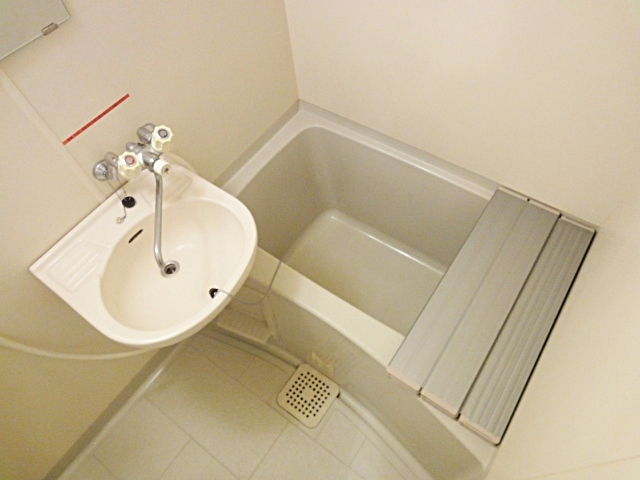 バス・シャワールーム　コンパクトで使いやすいお風呂です