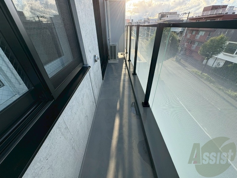 バルコニー　ＴＶモニター付インターホンです。来客者の顔が見えるので安心！