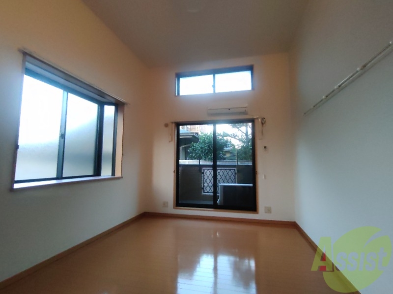 居室・リビング　リビングは８帖あるので広々として開放感があります。