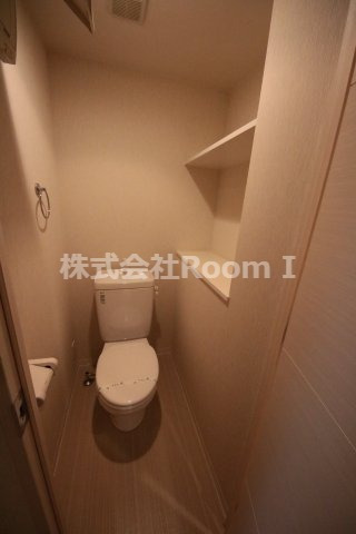 トイレ　落ち着いた色調のトイレです