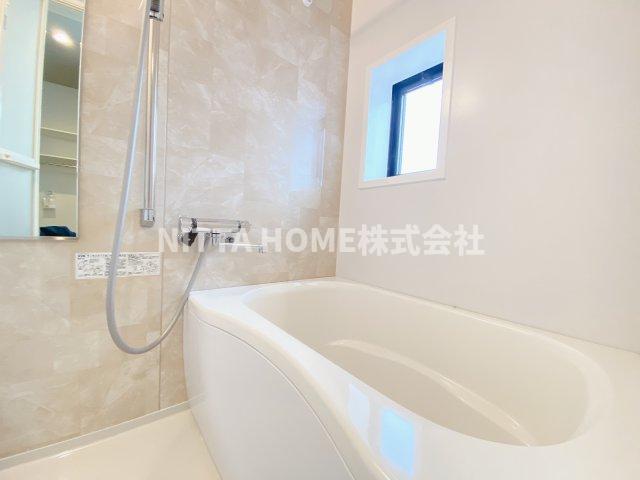 バス・シャワールーム　お風呂には便利な小窓付き( ^)o(^ )