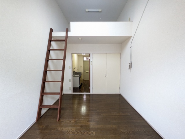 居室・リビング　ロフト付きの洋室６帖☆