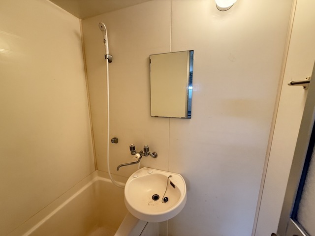 洗面設備　別部屋参考写真です