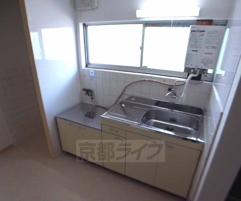 キッチン　窓辺の明るいキッチン