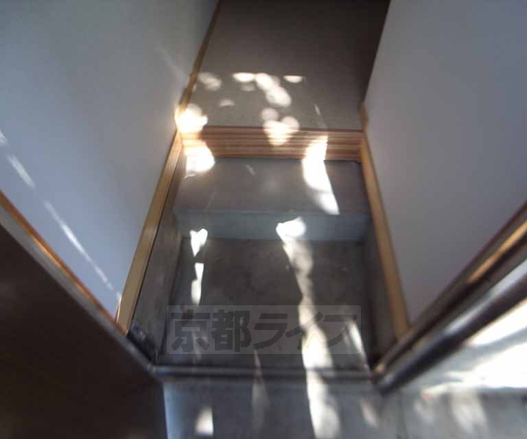 玄関　階段式の玄関です